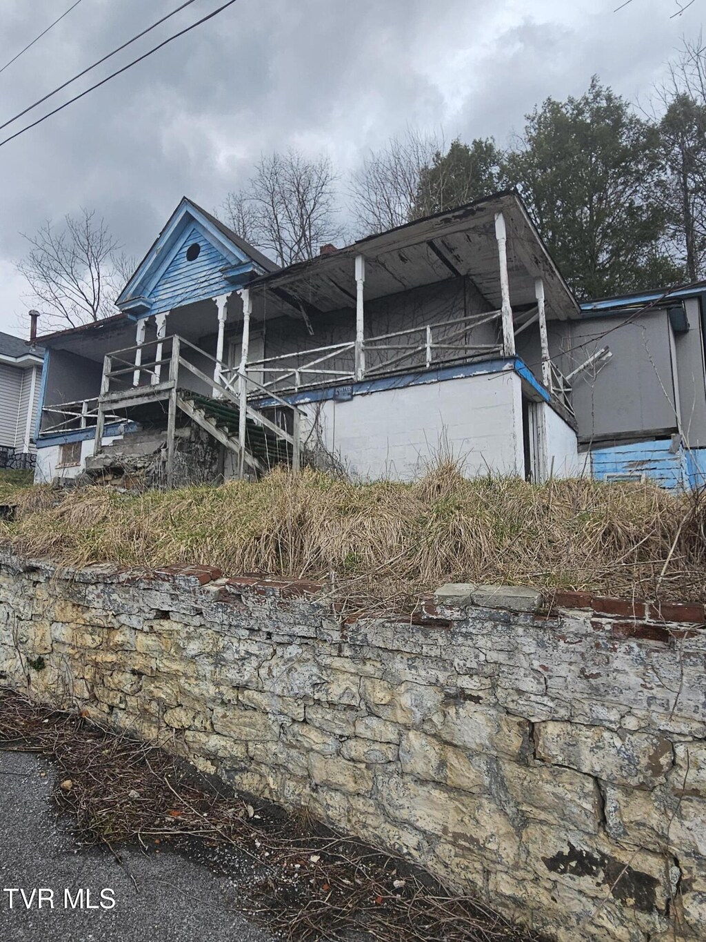 view of side of property