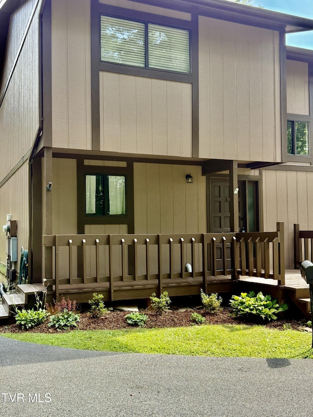 24204 Woodridge Cir Unit D, Bristol, VA 24202 - view of front facade featuring covered porch