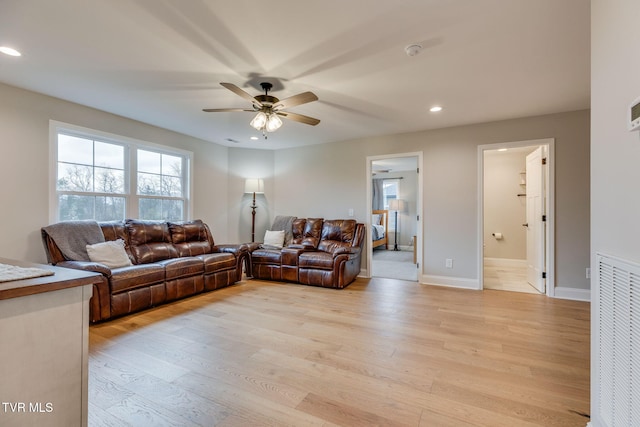 living area with baseboards, visible vents, recessed lighting, ceiling fan, and light wood-type flooring