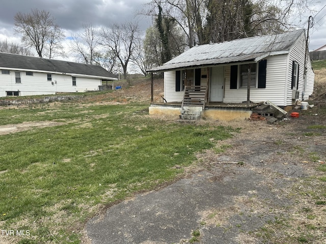 bungalow featuring a porch and a front yard