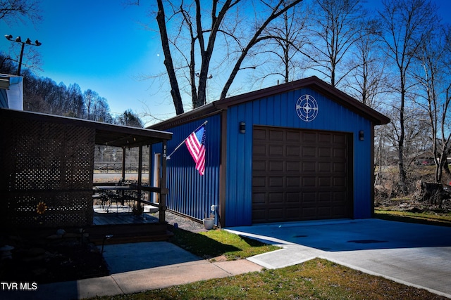 detached garage featuring concrete driveway