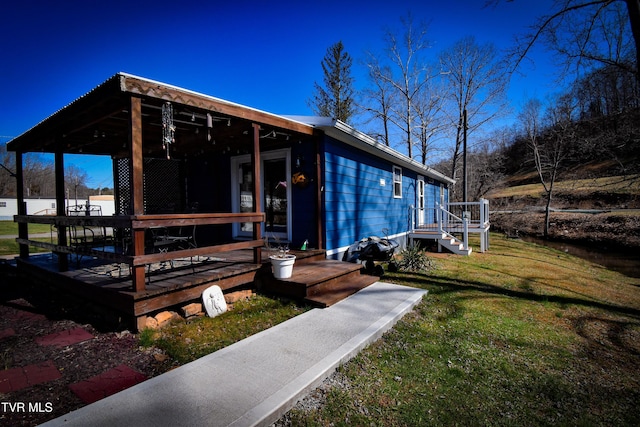exterior space featuring a lawn
