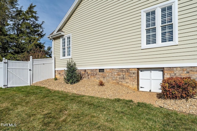20324 Josh Allen Dr, Abingdon, VA 24211 - view of side of home with crawl space, fence, a lawn, and a gate