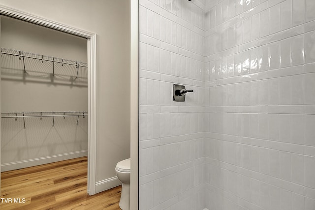 703 Swadley Rd, Johnson City, TN 37601 - bathroom featuring wood finished floors, a tile shower, toilet, and a walk in closet