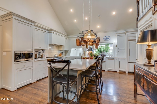 1221 Radcliffe Ave, Kingsport, TN 37664 - kitchen featuring dark wood-style flooring, a kitchen bar, backsplash, and appliances with stainless steel finishes