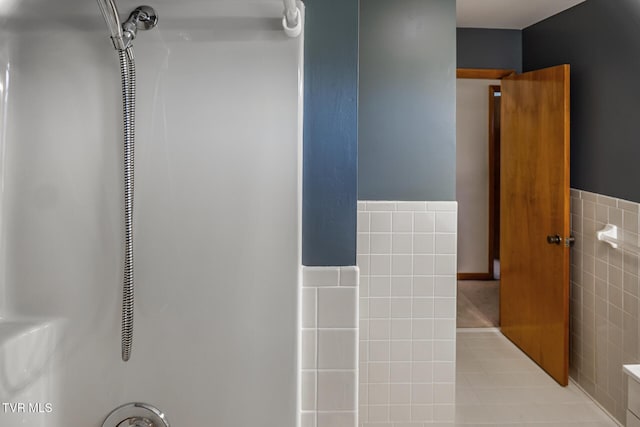 118 Starlite Dr, Greeneville, TN 37743 - full bath featuring wainscoting and tile walls
