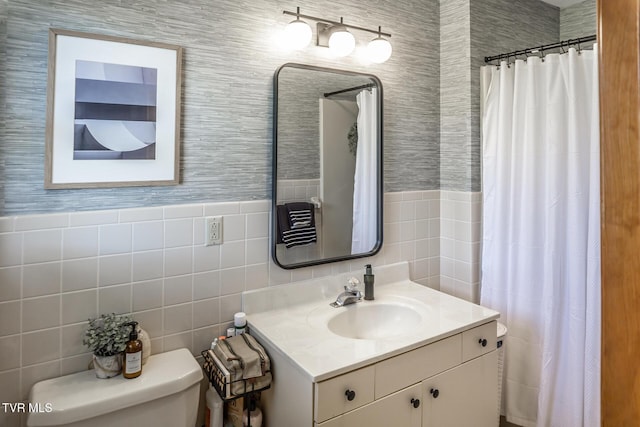 118 Starlite Dr, Greeneville, TN 37743 - full bathroom with curtained shower, toilet, vanity, and tile walls