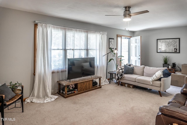 118 Starlite Dr, Greeneville, TN 37743 - carpeted living area with a ceiling fan