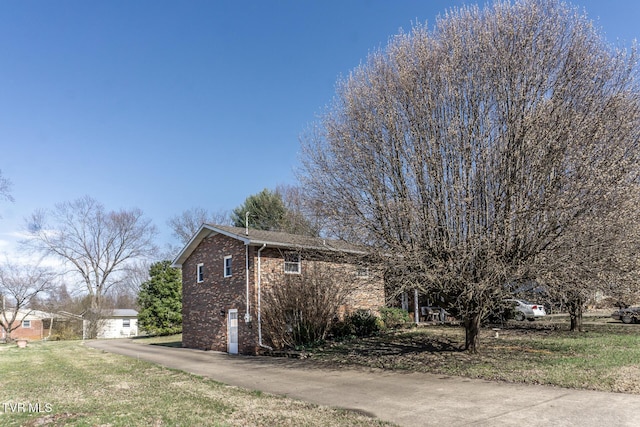 118 Starlite Dr, Greeneville, TN 37743 - view of side of home with a lawn and brick siding