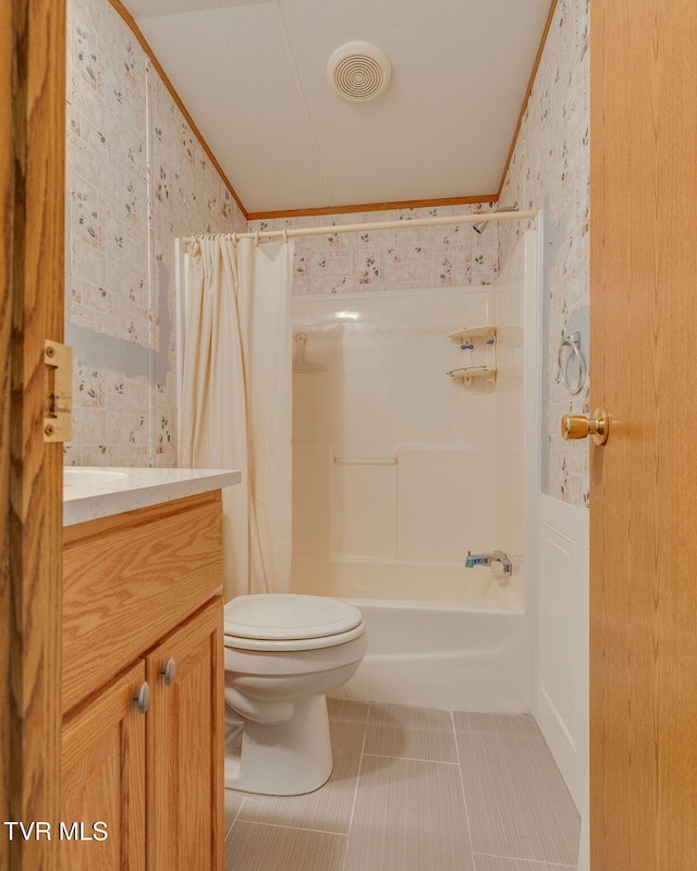 120 Bear Hollow Rd, Bristol, TN 37620 - bathroom featuring visible vents, wainscoting, toilet, shower / bath combo with shower curtain, and wallpapered walls