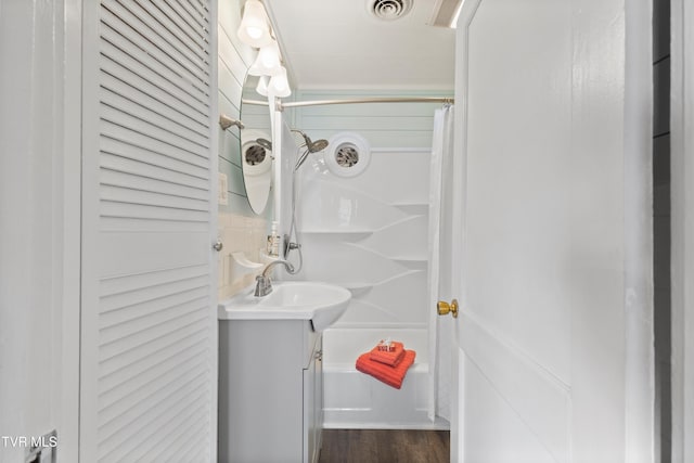 4245 Maplewood St, Kingsport, TN 37660 - bathroom with wood finished floors, vanity, a shower with shower curtain, and visible vents
