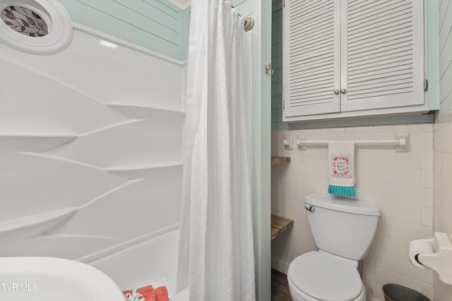 4245 Maplewood St, Kingsport, TN 37660 - bathroom with a shower with curtain, toilet, and tile walls