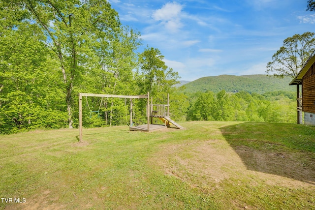 view of yard featuring a mountain view and a wooded view