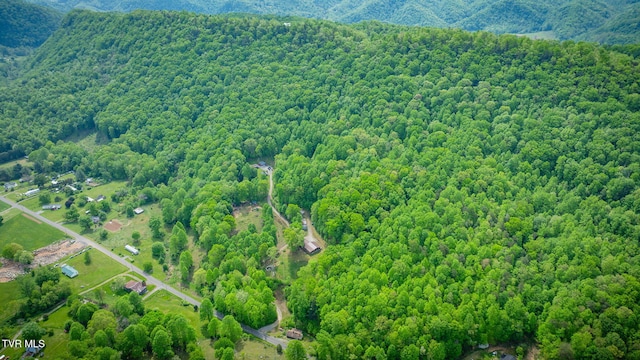 birds eye view of property featuring a forest view