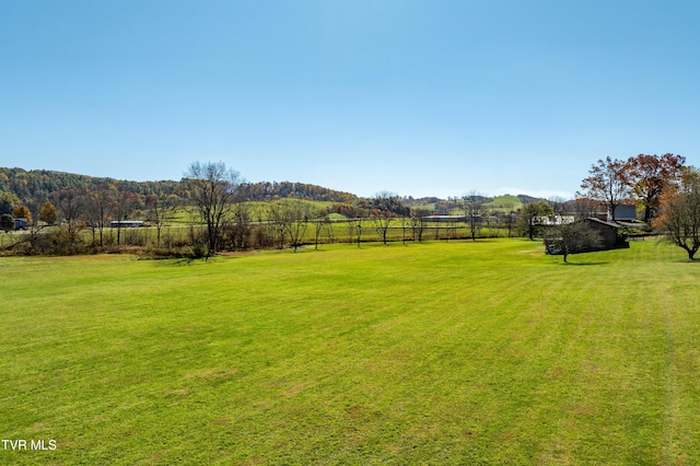 view of yard featuring a rural view