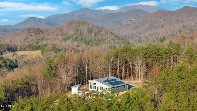 bird's eye view featuring a wooded view and a mountain view