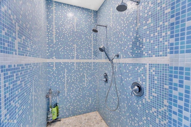 bathroom featuring tiled shower