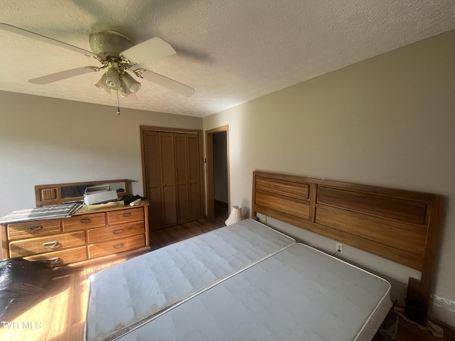 4235 Kiser Rd, Coeburn, VA 24230 - bedroom with wood finished floors, a closet, a textured ceiling, and ceiling fan