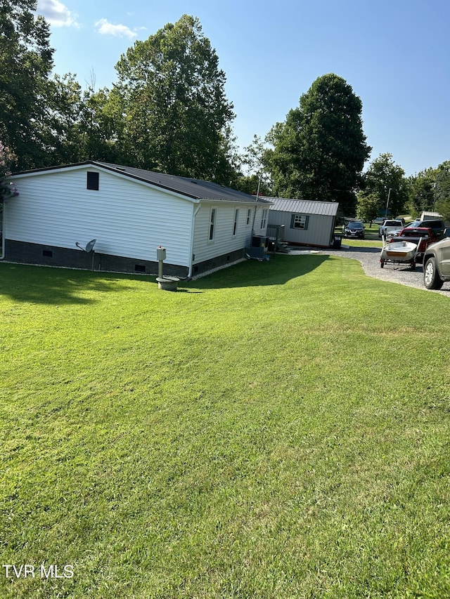 view of yard with driveway