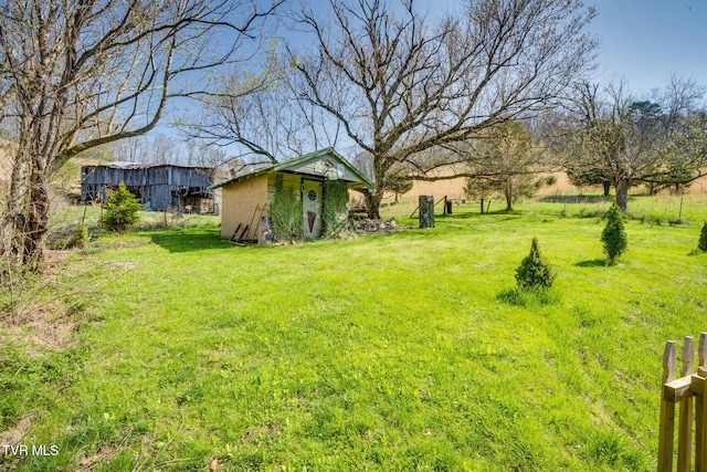 view of yard with an outdoor structure