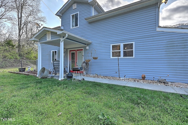 view of front of house featuring fence and a front lawn