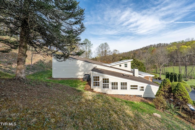 166 Lonesome Dove Ln, Elizabethton, TN 37643 - rear view of house with a lawn