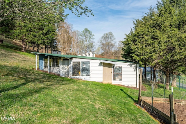 166 Lonesome Dove Ln, Elizabethton, TN 37643 - rear view of property featuring a yard