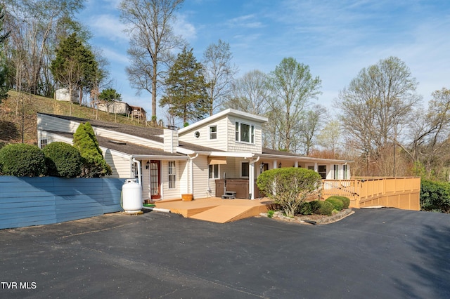 166 Lonesome Dove Ln, Elizabethton, TN 37643 - view of front facade featuring a chimney and fence