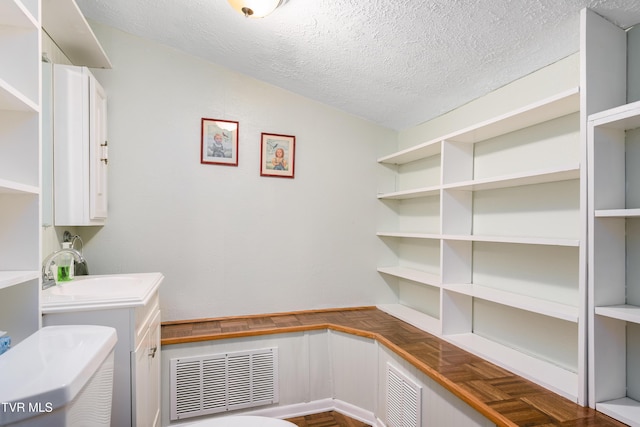 166 Lonesome Dove Ln, Elizabethton, TN 37643 - laundry area with a sink, visible vents, and a textured ceiling