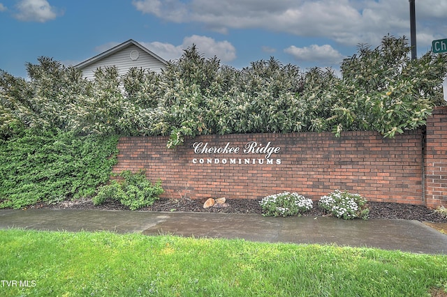 view of community / neighborhood sign