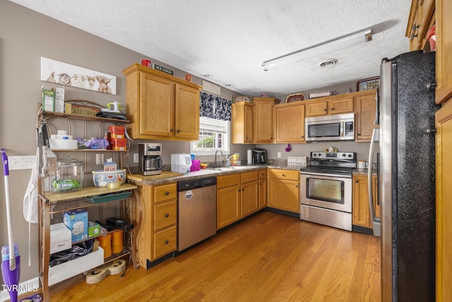 253 Crockett Dr Unit 253, Church Hill, TN 37642 - kitchen featuring visible vents, a sink, a textured ceiling, light wood finished floors, and stainless steel appliances