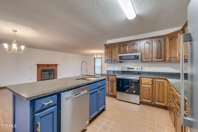 120 Lynnwood Dr, Johnson City, TN 37615 - kitchen featuring a sink, dark countertops, a notable chandelier, and stainless steel appliances