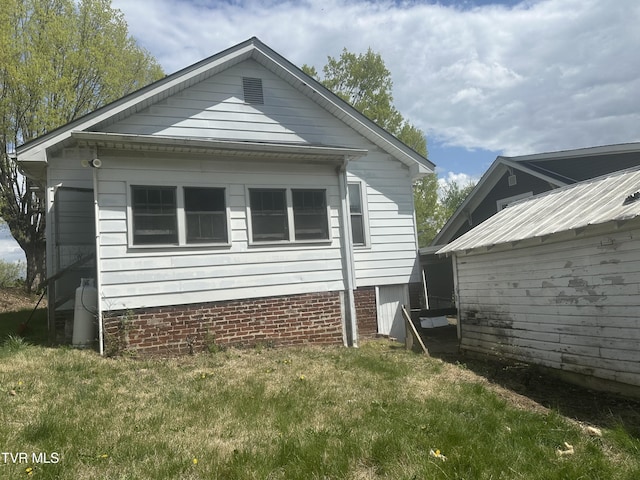 714 Fairview Ave, Kingsport, TN 37660 - view of property exterior featuring a lawn