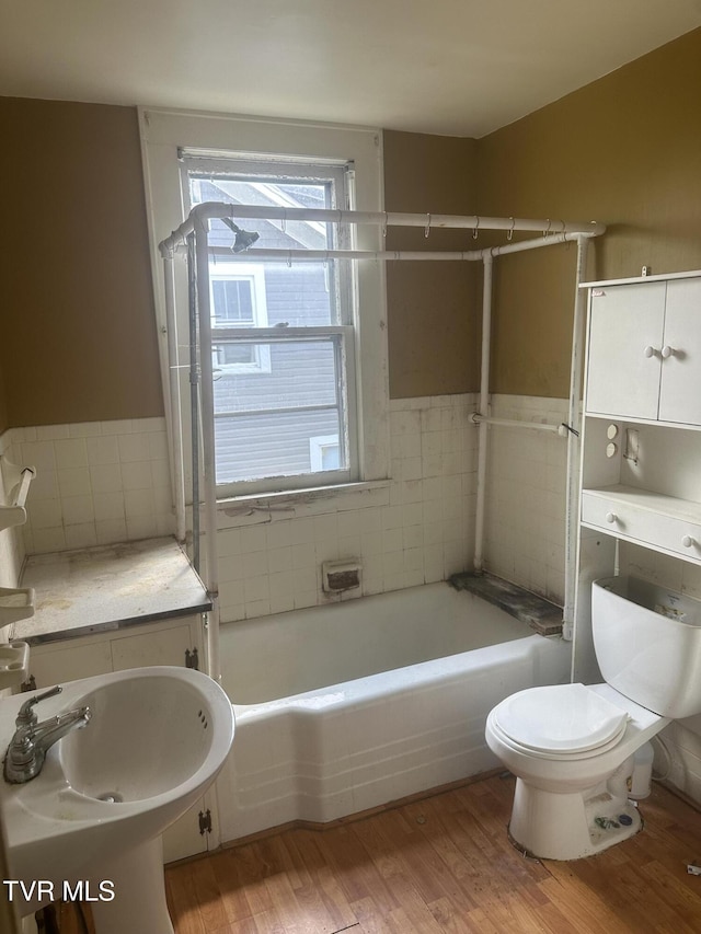 714 Fairview Ave, Kingsport, TN 37660 - full bath with a sink, toilet, shower / tub combination, and wood finished floors