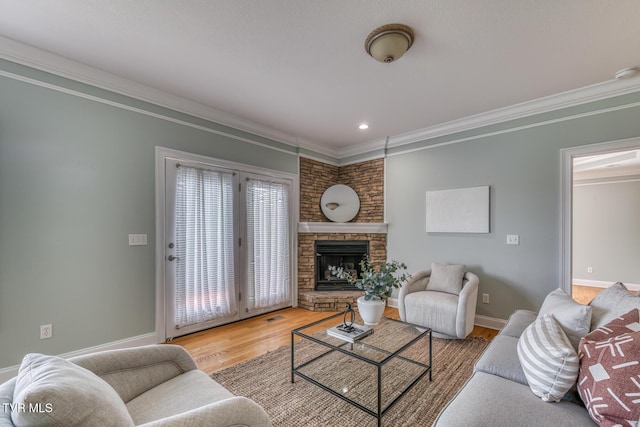 798 Hamilton Rd, Blountville, TN 37617 - living room featuring wood finished floors, ornamental molding, a fireplace, baseboards, and recessed lighting