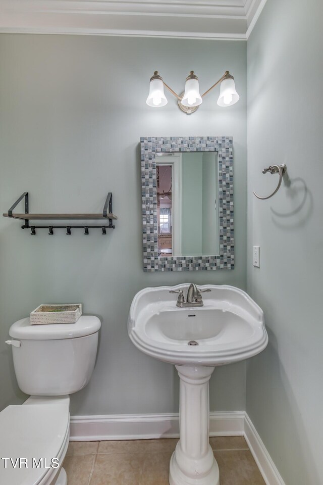798 Hamilton Rd, Blountville, TN 37617 - bathroom featuring toilet, baseboards, and tile patterned flooring