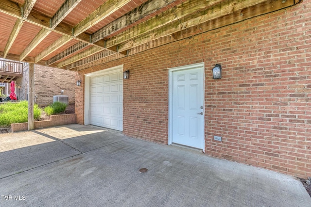 798 Hamilton Rd, Blountville, TN 37617 - garage featuring central air condition unit and driveway