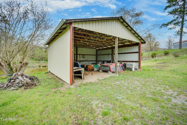 view of pole building featuring a carport and a yard