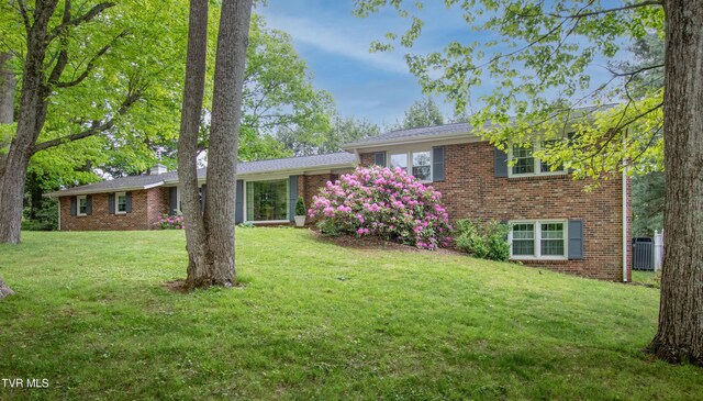 19494 Oakwood Dr, Abingdon, VA 24211 - view of front of property featuring brick siding, a front yard, and central air condition unit