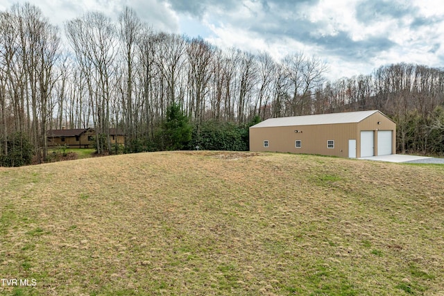 view of yard featuring an outbuilding