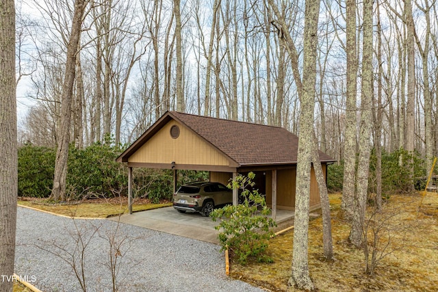 view of vehicle parking featuring gravel driveway and a carport