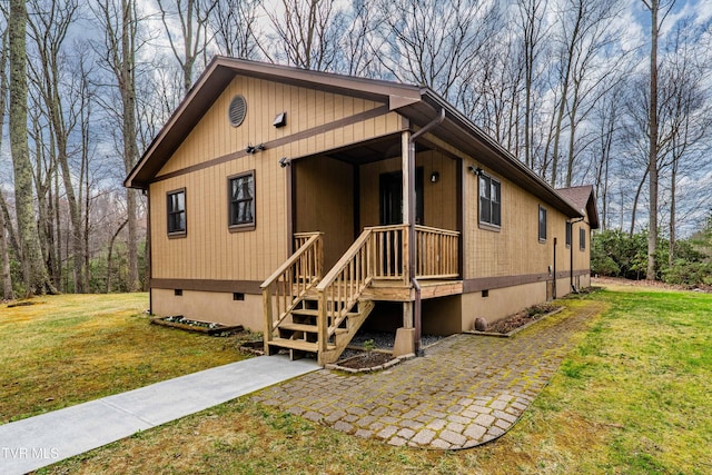 view of front facade featuring a patio and a front lawn