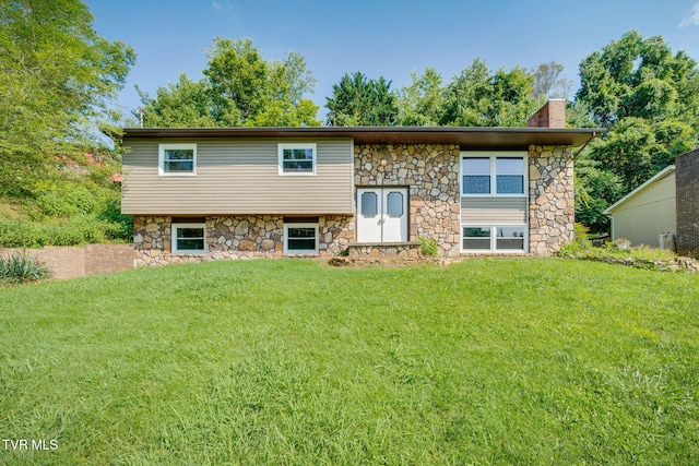 132 Lancaster Dr, Kingsport, TN 37663 - bi-level home with stone siding, a chimney, and a front yard