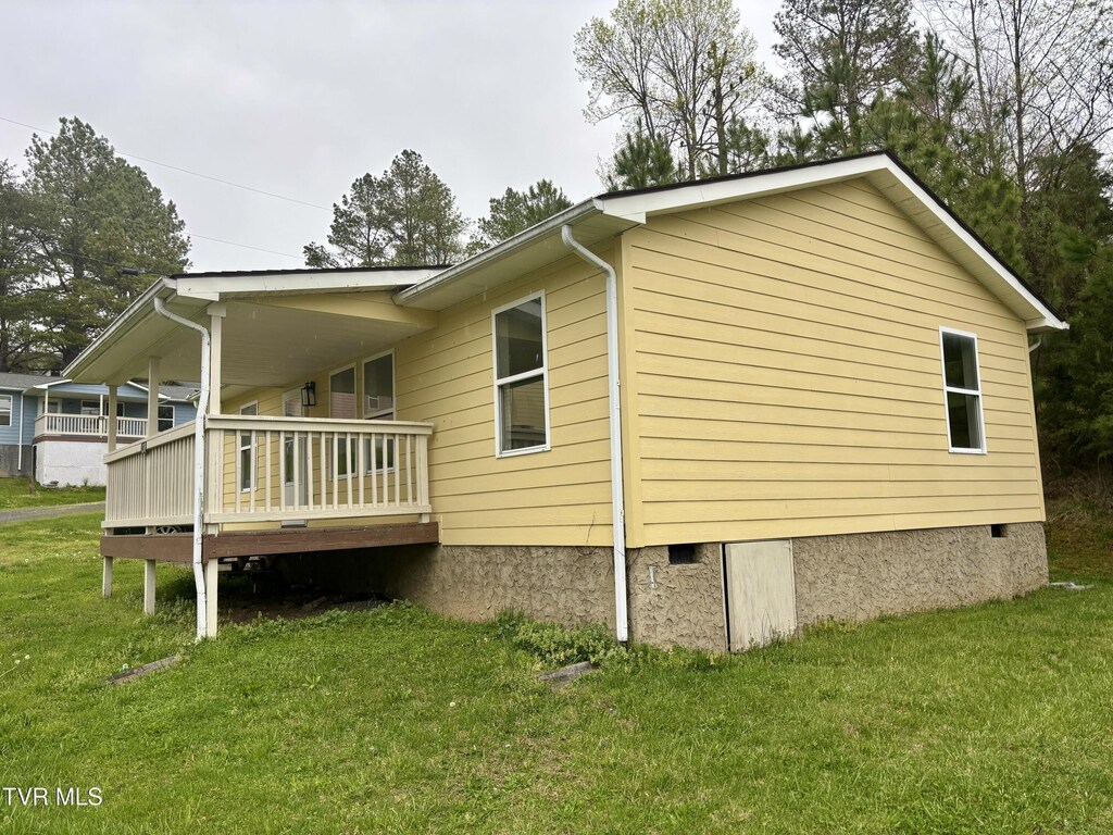 138 Jack Rival Way, Dungannon, VA 24245 - view of side of home with crawl space and a yard