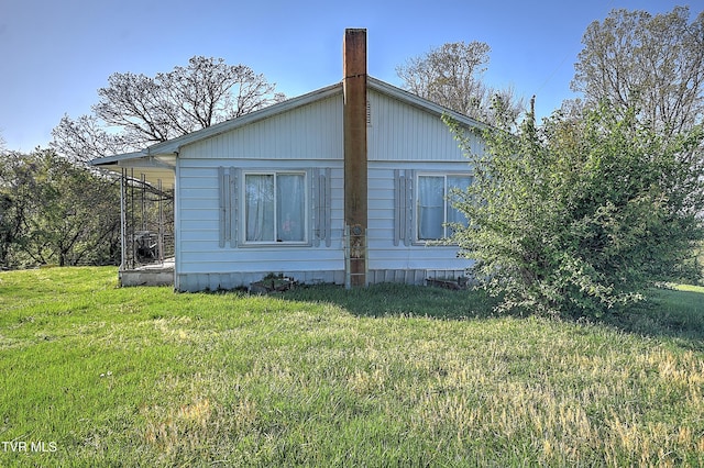 view of side of property featuring a yard