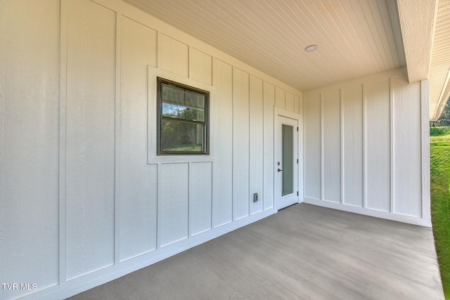 74 Slonaker Cir, Jonesborough, TN 37659 - entrance to property with board and batten siding