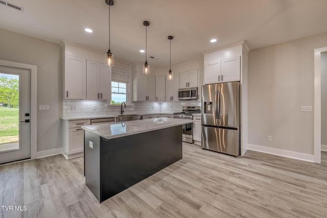 74 Slonaker Cir, Jonesborough, TN 37659 - kitchen featuring a sink, appliances with stainless steel finishes, visible vents, baseboards, and light wood finished floors
