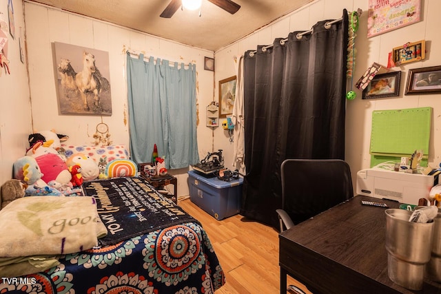 bedroom featuring light wood-style flooring and a ceiling fan