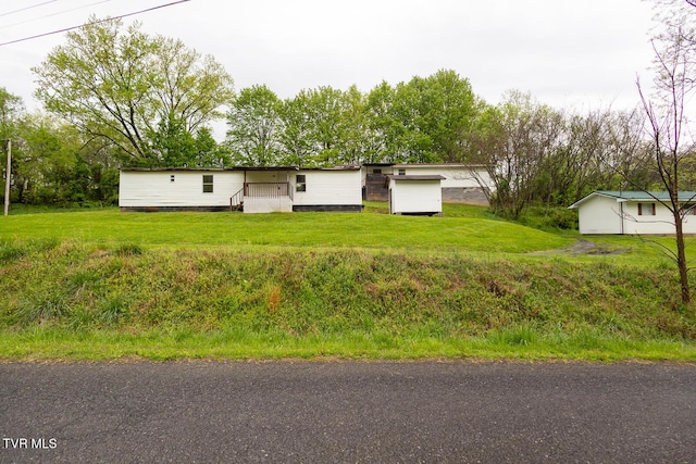 manufactured / mobile home with a front yard