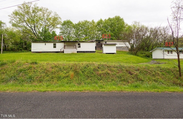 view of front of house featuring a front yard